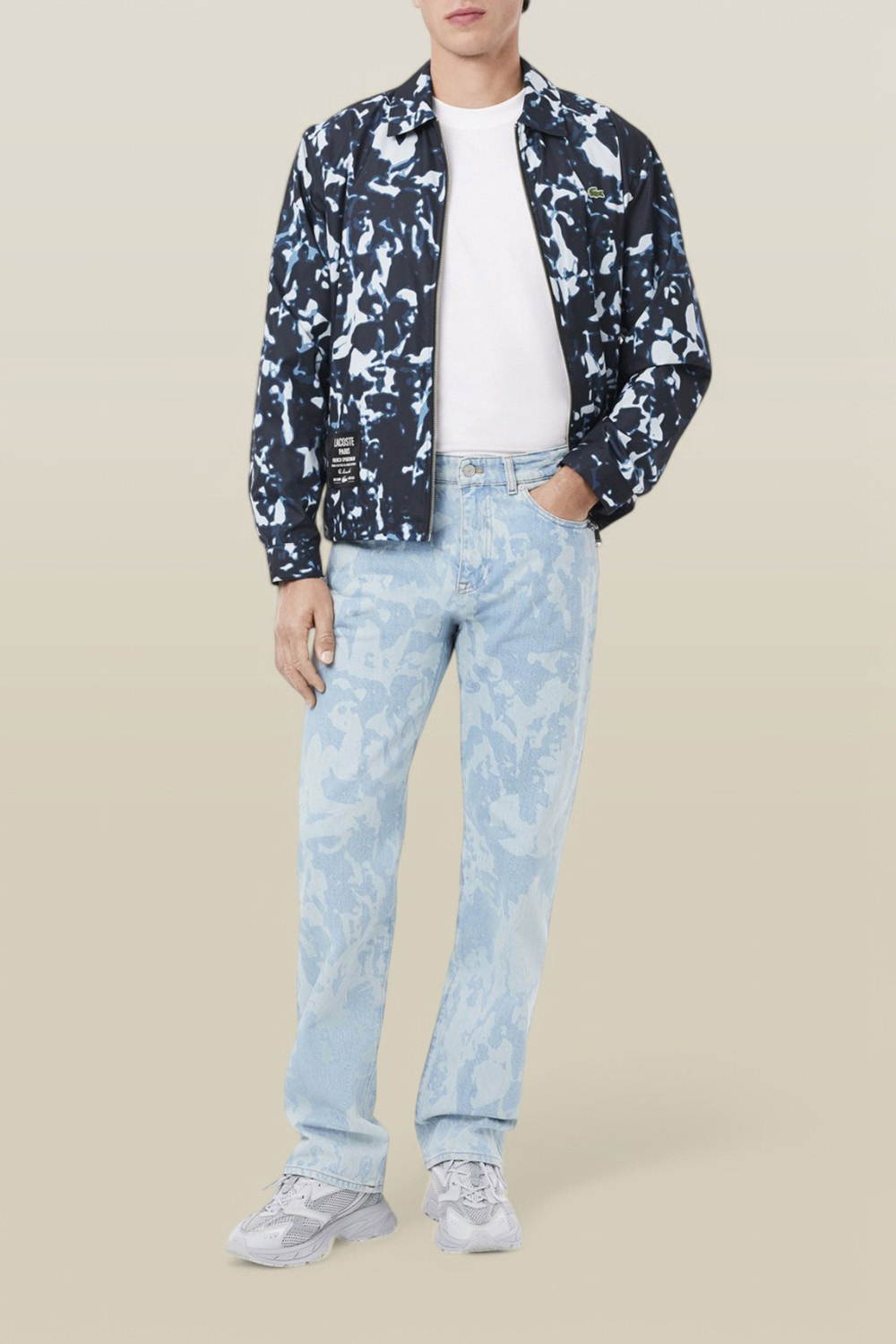 תמונת כל הלוק של חולצת טי